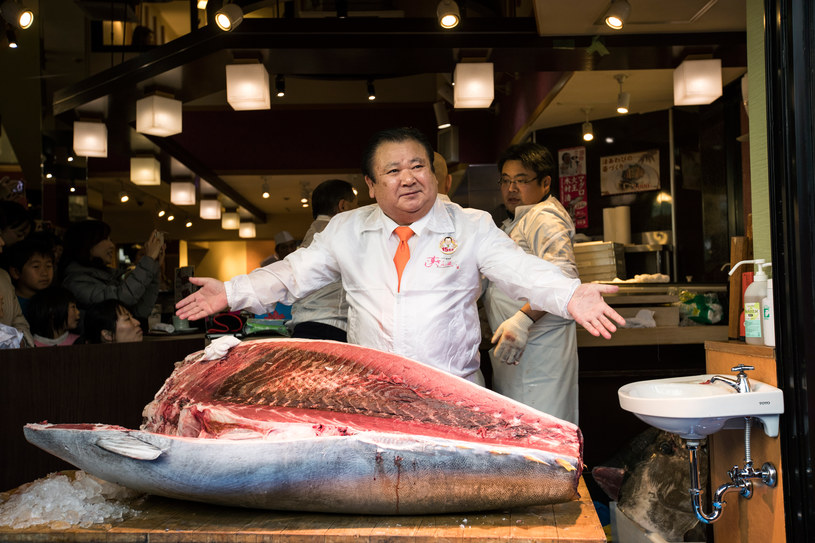Właściciel sieci restauracji Kiyoshi Kimura prezentuje zakupionego tuńczyka /BEHROUZ MEHRI /AFP