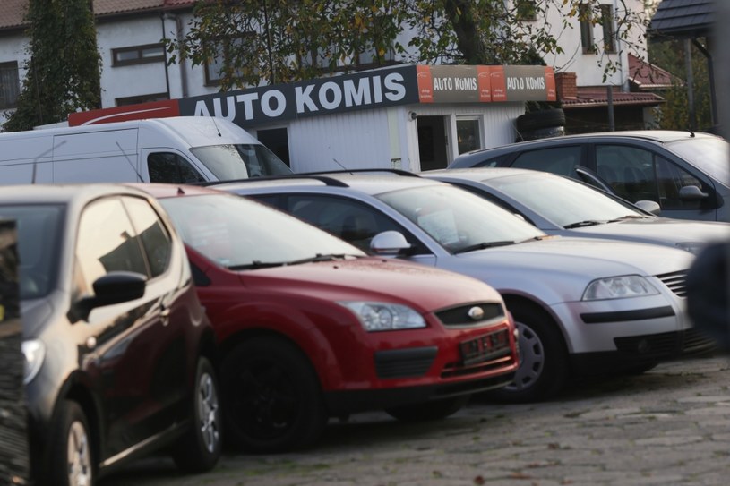 Właściciele autokomisów są przeciwni limitom płatności gotówkowych /MAREK WISNIEWSKI/Puls Biznesu /Agencja FORUM