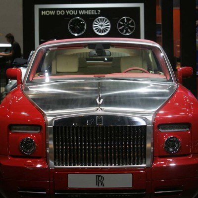 Właściciele klasycznie angielskiego luksusowego Rolls-Royce'a na pewno sa bardzo bogaci /AFP