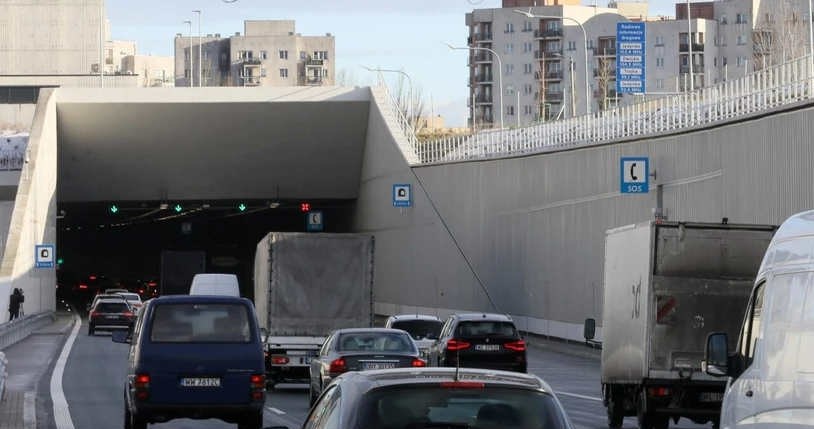 Właściciele mieszkań w blokach, gdzie przekroczono poziom hałasu, będą mogli walczyć o odszkodowanie /Jakub Kaminski/EastNews /East News