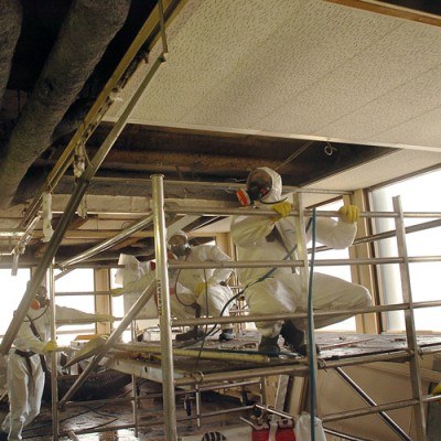 Właściciele nie będą musieli korzystać z usług wyspecjalizowanych firm przy usuwaniu azbestu. /AFP