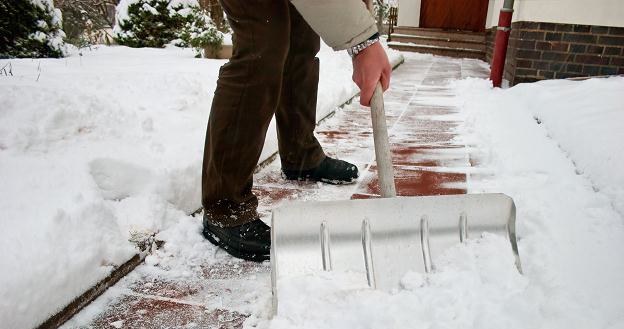 Właściciele nieruchomości mają obowiązek usunięcia śniegu z chodników /&copy;123RF/PICSEL