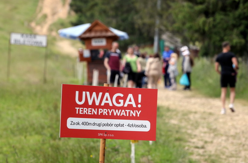 Właściciele prywatnych działek na trasie na Gubałówkę pobierają opłatę od turystów wchodzących na szczyt / 	Grzegorz Momot    /PAP