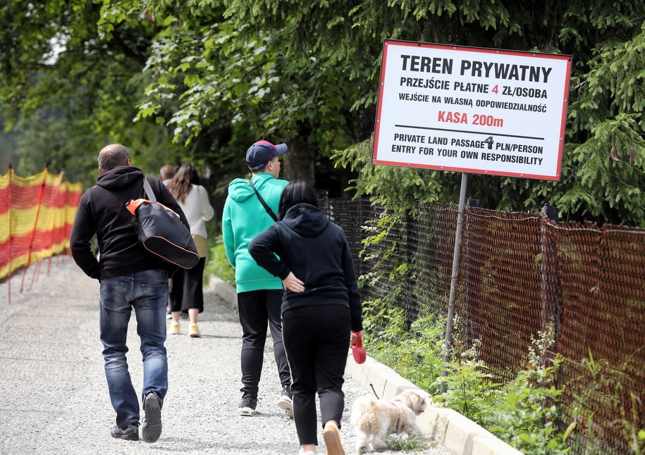 Właściciele prywatnych działek na trasie na Gubałówkę pobierają opłatę od turystów wchodzących na szczyt / 	Grzegorz Momot    /PAP