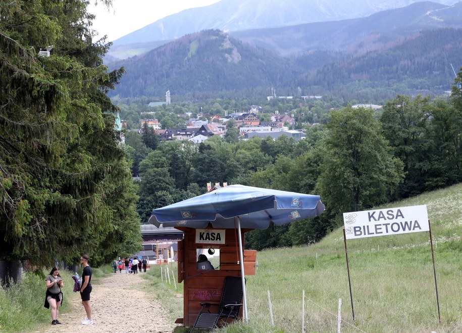 Właściciele prywatnych działek na trasie na Gubałówkę pobierają opłatę od turystów wchodzących na szczyt /Grzegorz Momot /PAP