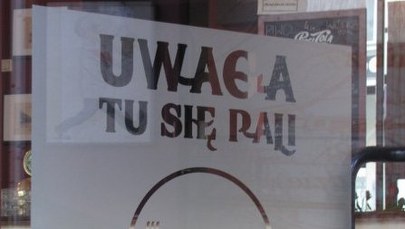 Właściciele pubów omijają zakaz palenia