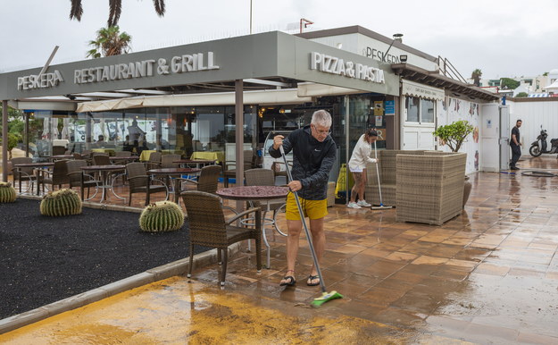 Właściciele restauracji na Lanzarote sprzątają skutki przejścia burzy /Adriel Perdomo /PAP/EPA