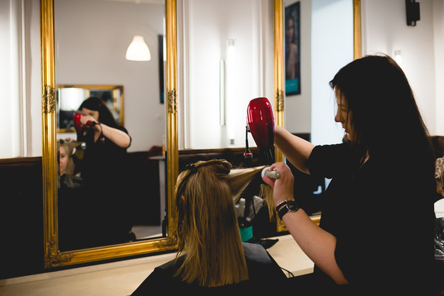 Właściciele salonów fryzjerskich z niecierpliwością czekają na możliwość wznowienia działaności /Magdalena Grajnert /RMF FM