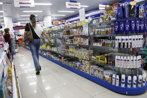 Właściciele sklepów sięgają po triki sprzedażowe /AFP
