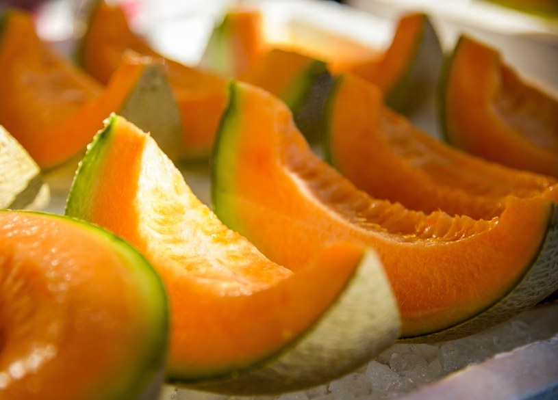 Właściwość utrwalania opalenizna mają zwłaszcza odmiany melona o pomarańczowym odcieniu miąższu. /123RF/PICSEL