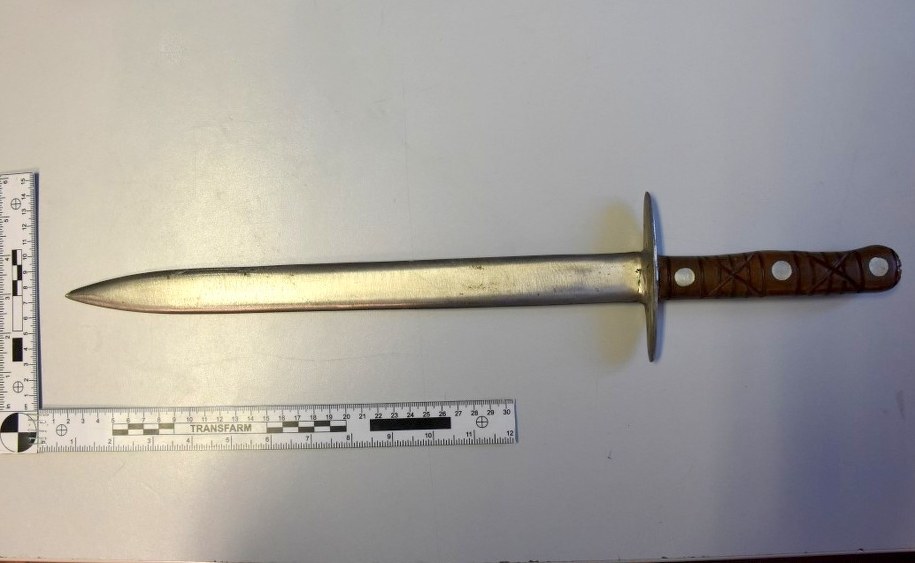 Własnoręcznie zrobiony przez sprawcę sztylet /Komenda Powiatowa Policji w Piszu /Materiały prasowe