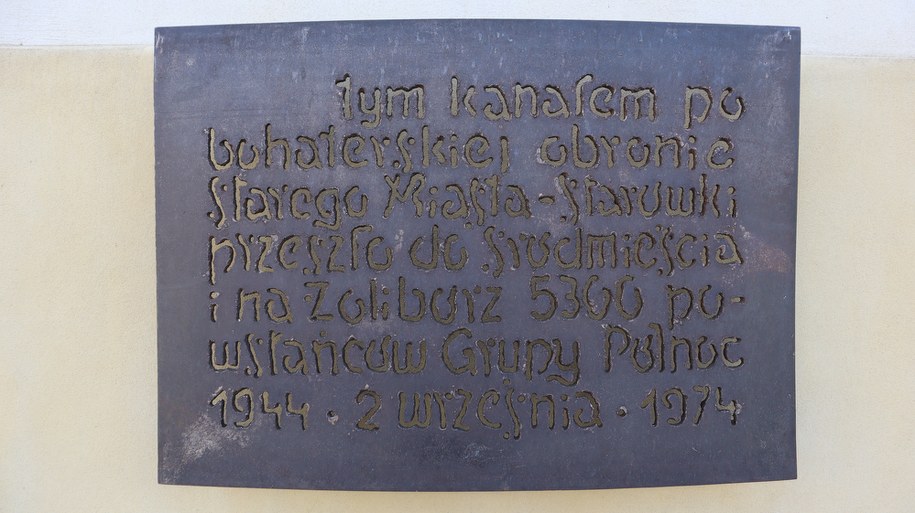 Właz, którym powstańcy przechodzili do kanałów znajduje się do dzisiaj na placu Krasińskich /Piotr Szydłowski /RMF FM