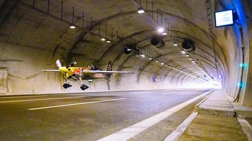 Wleciał samolotem do tunelu i pokonał go z prędkością 245 km/h [WIDEO] /Geekweek