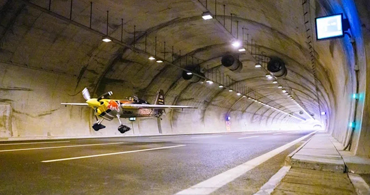 Wleciał samolotem do tunelu i pokonał go z prędkością 245 km/h [WIDEO] /Geekweek