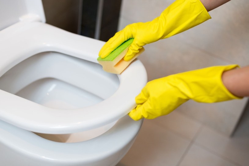 Wlej do muszli i odczekaj 30 minut. Magiczna mikstura w mig rozpuści kamień w WC