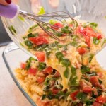 Wlej rozbełtane jajka do makaronu z warzywami. Zrobisz obłędną zapiekankę na obiad