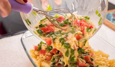 Wlej rozbełtane jajka do makaronu z warzywami. Zrobisz obłędną zapiekankę na obiad