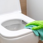 Wlej taką mieszankę do toalety. Wyczyści się sama w 15 minut