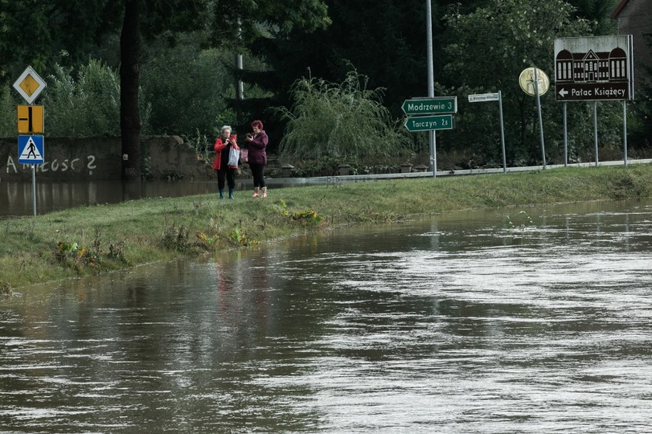 Wleń, 16.09.2024. Dynamiczna sytuacja powodziowa w miejscowości Wleń po wylaniu rzeki Bóbr /Krzysztof Cesarz /PAP