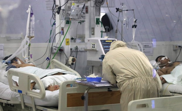 Wlk. Brytania: Zatwierdzono do użytku doustny lek na Covid-19