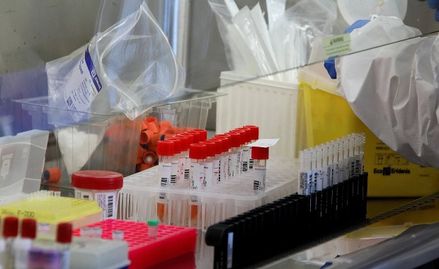 Wlk. Brytania: Zatwierdzono lek na Covid-19 oparty na sztucznie stworzonych przeciwciałach