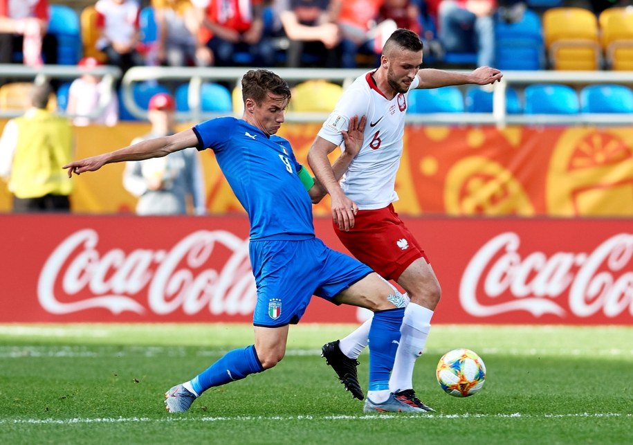 Włoch Andrea Pinamonti i Sebastian Walukiewicz  z Polski podczas meczu 1/8 finału piłkarskich mistrzostw świata do lat 20 / 	Adam Warżawa    /PAP