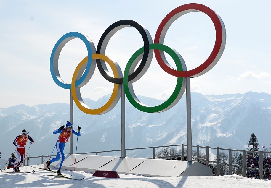 Włoch Dietmar Noeckler (po prawej) przed Norwegiem Eldarem Roenningem podczas wyścigu sztafety 4x10 km /FILIP SINGER /PAP/EPA