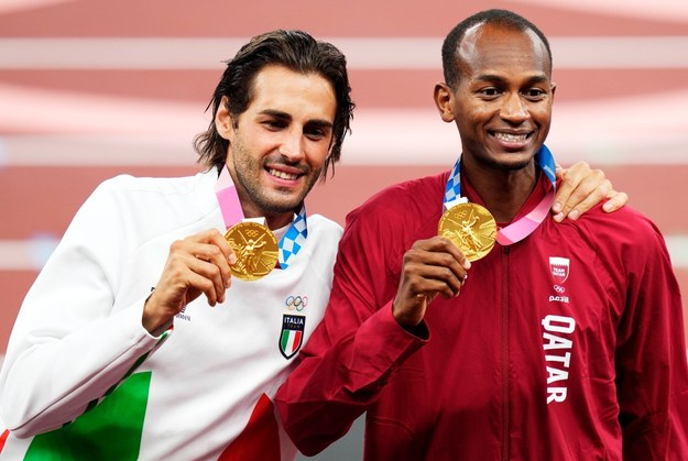 Włoch Gianmarco Tamberi (L) i Katarczyk Mutaz Essa Barshim (P) ze złotymi medalami igrzysk olimpijskich w Tokio /FRANCK ROBICHON /PAP/EPA
