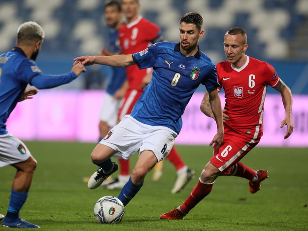 Włoch Jorginho i Polak Jacek Góralski podczas meczu grupy A1 piłkarskiej Ligi Narodów w Reggio Emilia / 	Leszek Szymański    /PAP