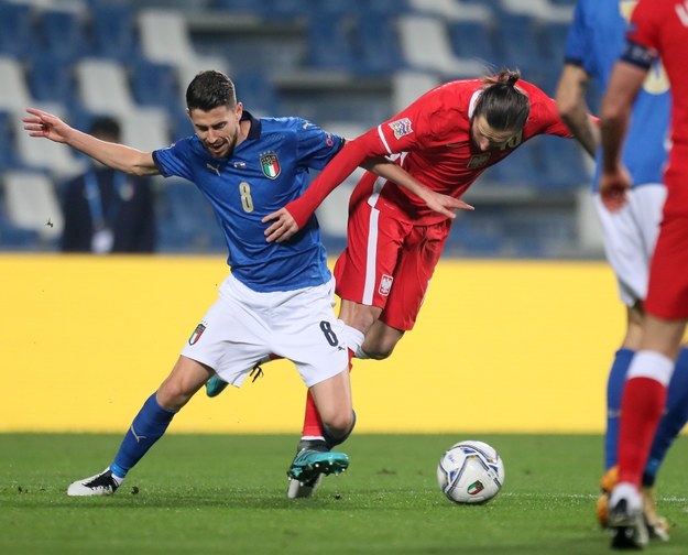 Włoch Jorginho (L) i Polak Grzegorz Krychowiak (P) podczas meczu grupy A1 piłkarskiej Ligi Narodów w Reggio Emilia / 	Leszek Szymański    /PAP