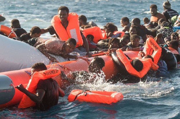 Włoch przybyło 11,5 tysiąca migrantów. - to o połowę mniej niż w poprzednim roku /Laurin Schmid/SOS MEDITERRANEE /PAP/DPA