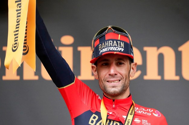 Włoch Vincenzo Nibali (Bahrain-Merida) wygrał w Val Thorens w Alpach, po samotnym finiszu, przedostatni etap kolarskiego Tour de France /GUILLAUME HORCAJUELO  /PAP/EPA