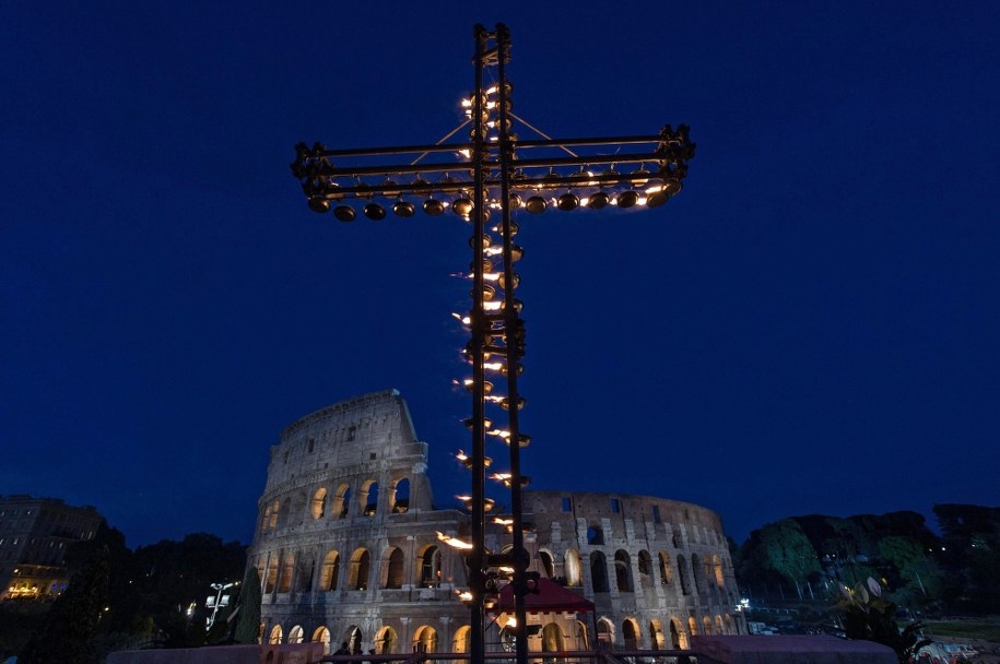 Włochy: 2 tysiące policjantów na ulicach Rzymu w Wielkim Tygodniu / 	GIORGIO ONORATI    /PAP/EPA