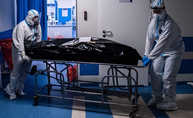 Włochy: Coraz więcej chorych na Covid-19 odmawia ratowania życia