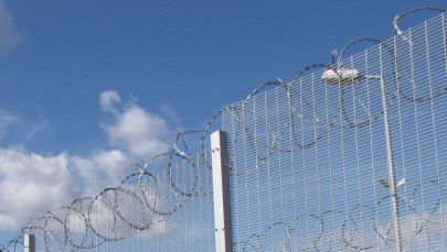 Włochy: Dron z parówkami wypełnionymi narkotykami przyleciał do więzienia