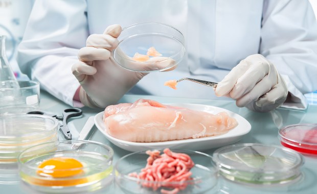 Włochy: Koniec z żywnością produkowaną w laboratoriach?