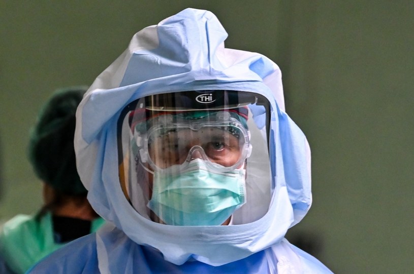 Włochy, lekarz w stroju ochronnym /ANDREAS SOLARO / AFP /AFP