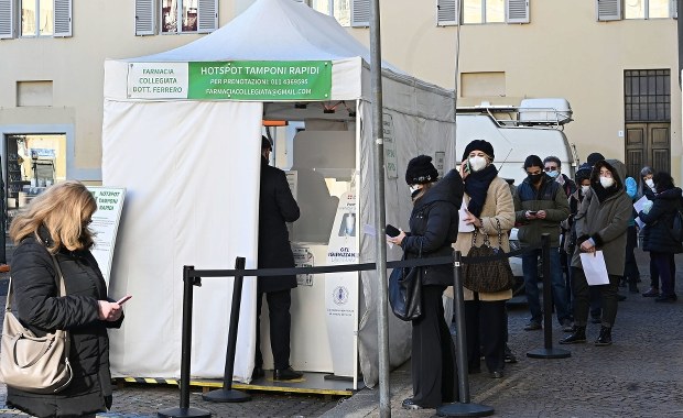 Włochy: Liczba zakażeń Omikronem wzrosła sto razy