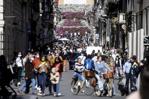 Włochy: Ostatnie dni obostrzeń. Na ulicach tłumy 