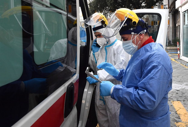 Włochy: Ostatniej doby potwierdzono 196 tys. zakażeń i najwięcej zgonów podczas tej fali pandemii /LUCA ZENNARO /PAP/EPA