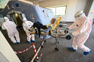 Włochy: Pięć razy mniej zgonów niż w drugiej fali epidemii 