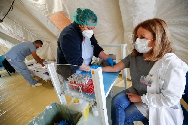 Włochy: Polemika po słowach lekarza o tym, że koronawirus już nie istnieje /GIUSEPPE LAMI /PAP/EPA