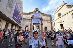 Włochy: Rośnie liczba zakażeń. "Lato miało być wolne od COVID-19"