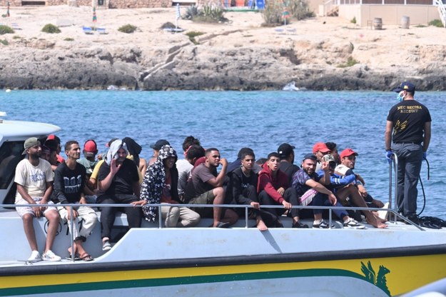Włochy: Szef MSZ zaniepokojony obecnością niemieckich statków NGO na Morzu Śródziemnym /CIRO FUSCO /PAP/EPA