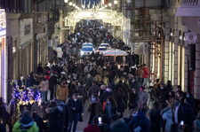 Włochy: Tłumy na ulicach Rzymu