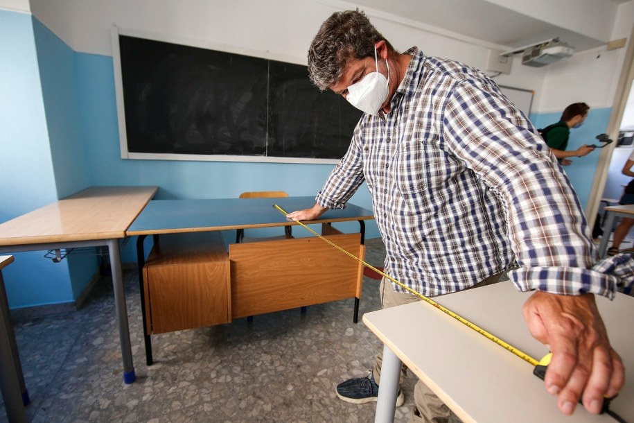 Włochy; Trwa spór o maseczki w szkołach /Fabio Frustaci /PAP/EPA