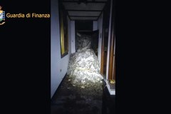 Włochy: Z gruzów zasypanego lawiną hotelu wydobyto osiem żywych osób