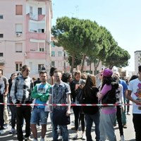 Mieszkańcy włoskiego Brindisi obserwujący miejsce wybuchu bomby, która zabiła jedną i raniła siedem osób