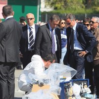 Włoski minister edukacji Francesco Profumo na miejscu wybuchu bomby, która zabiła w Brindisi jedną, a raniła siedem osób