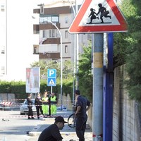 Policjant w trakcie pracy na miejscu wybuchu bomby we włoskim Brindisi